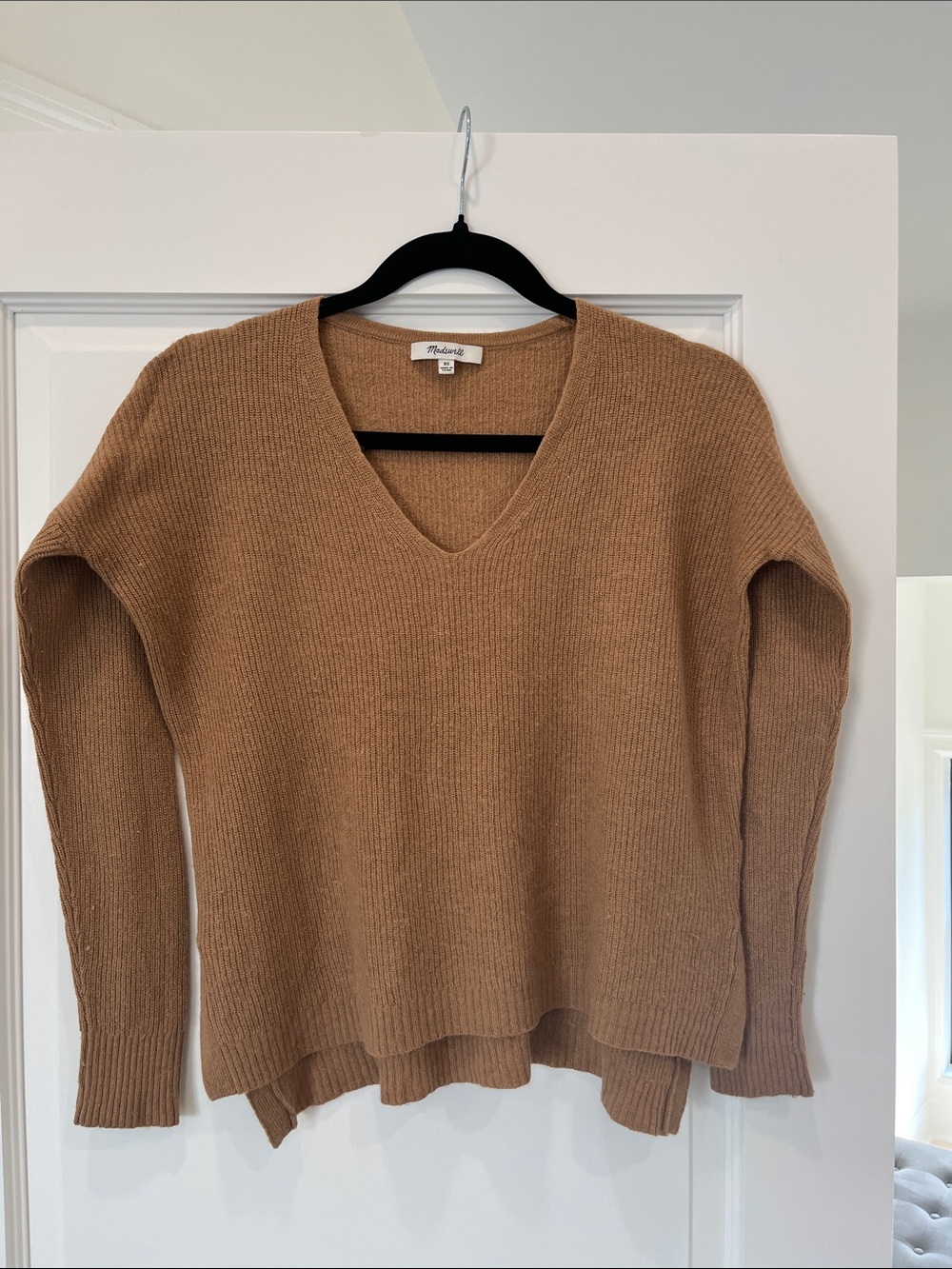 Madewell Women's V-Neck Sweater in Camel Brown